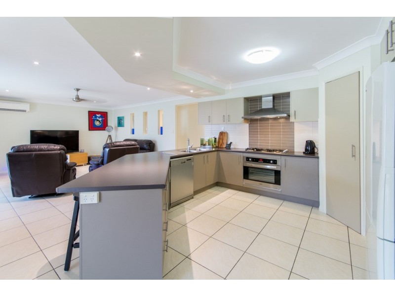 5 Dunwich Court, Sandstone Point QLD 4511