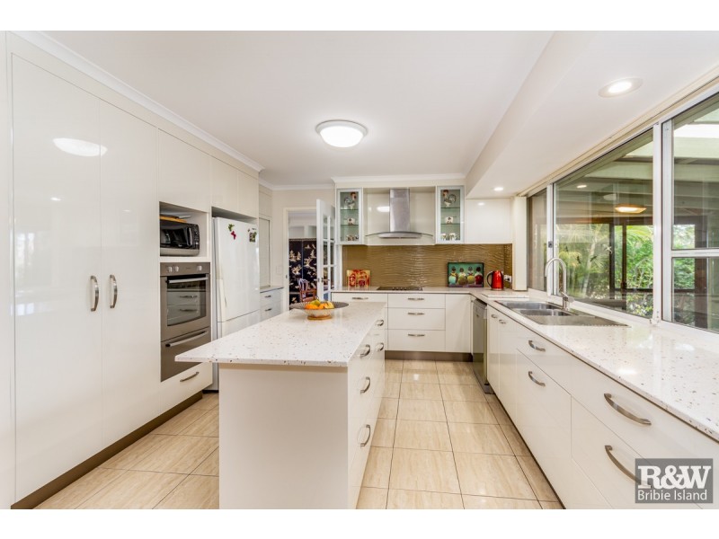 100 Bestmann Road East, Sandstone Point QLD 4511