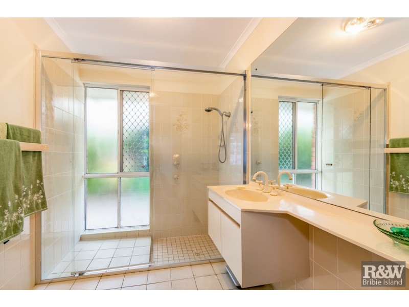 100 Bestmann Road East, Sandstone Point QLD 4511