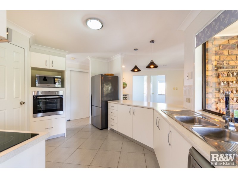 3 York Court, Sandstone Point QLD 4511
