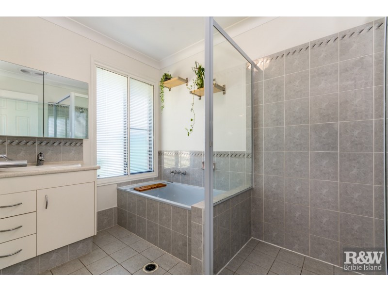 3 York Court, Sandstone Point QLD 4511