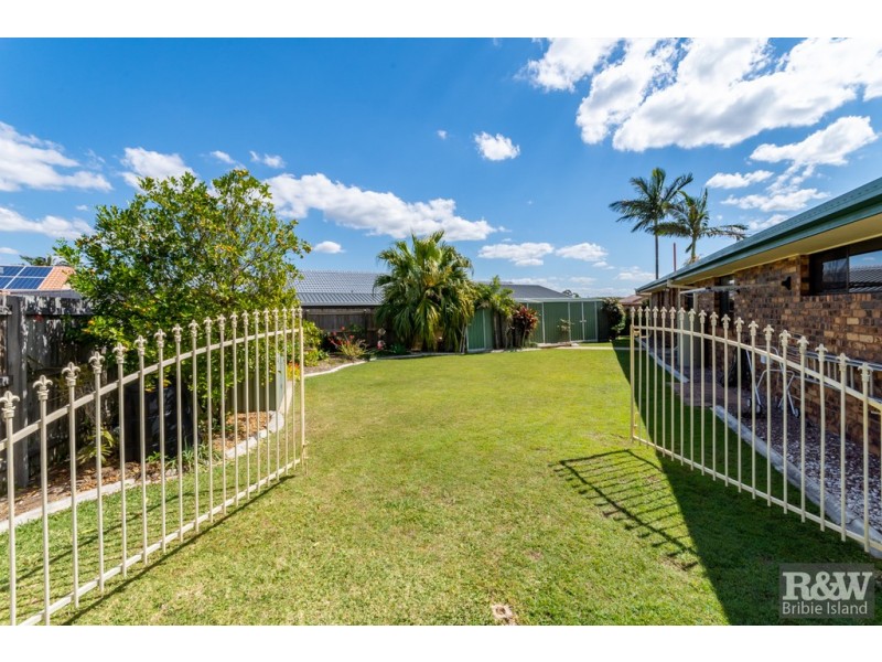 3 York Court, Sandstone Point QLD 4511