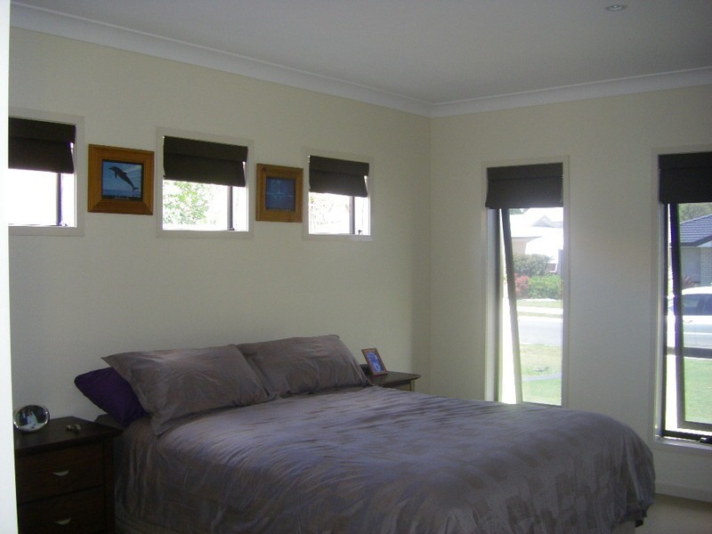 12 Middle Cove, Sandstone Point QLD 4511