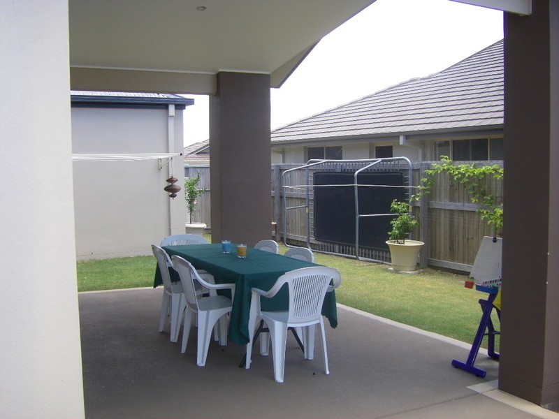 12 Middle Cove, Sandstone Point QLD 4511