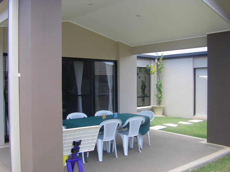 12 Middle Cove, Sandstone Point QLD 4511