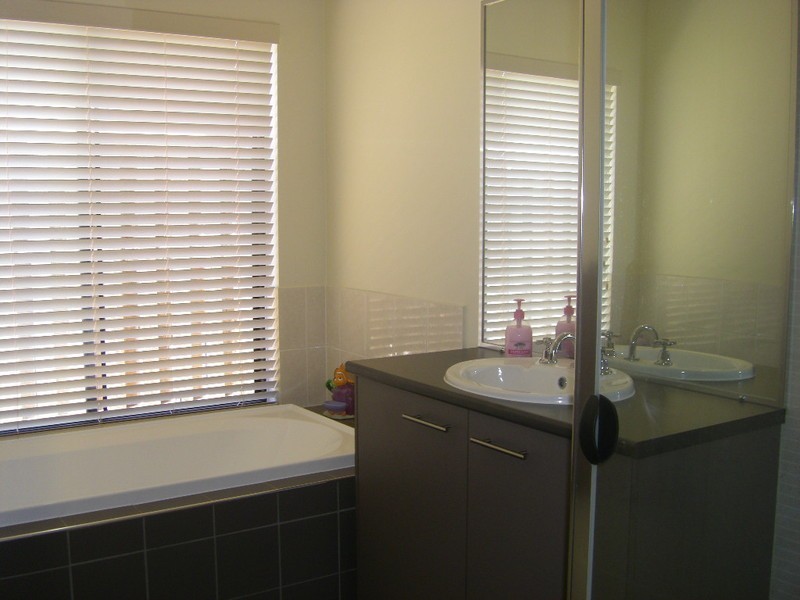 12 Middle Cove, Sandstone Point QLD 4511