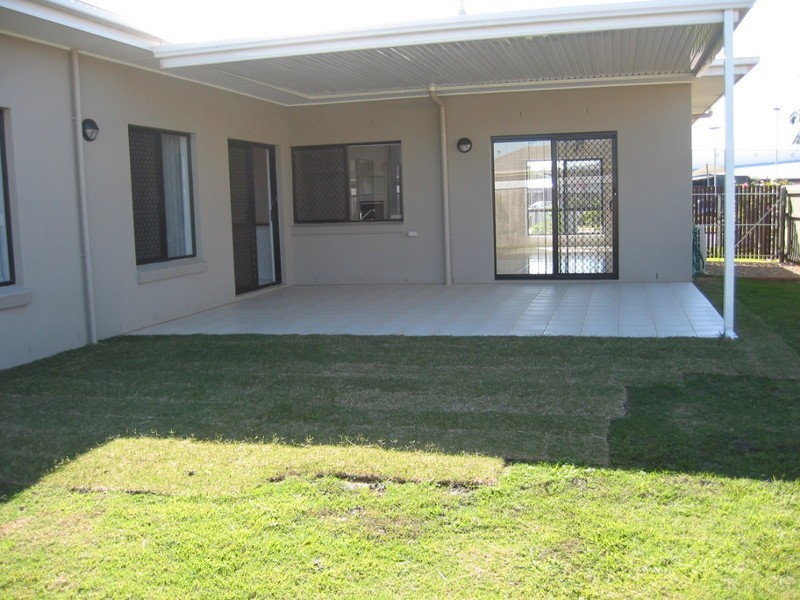 211 Bestmann Road East, Sandstone Point QLD 4511