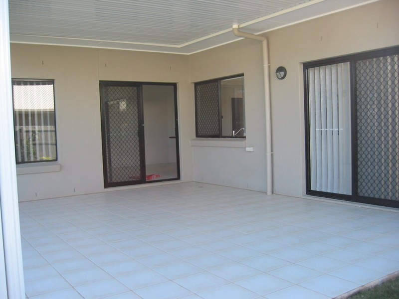 211 Bestmann Road East, Sandstone Point QLD 4511
