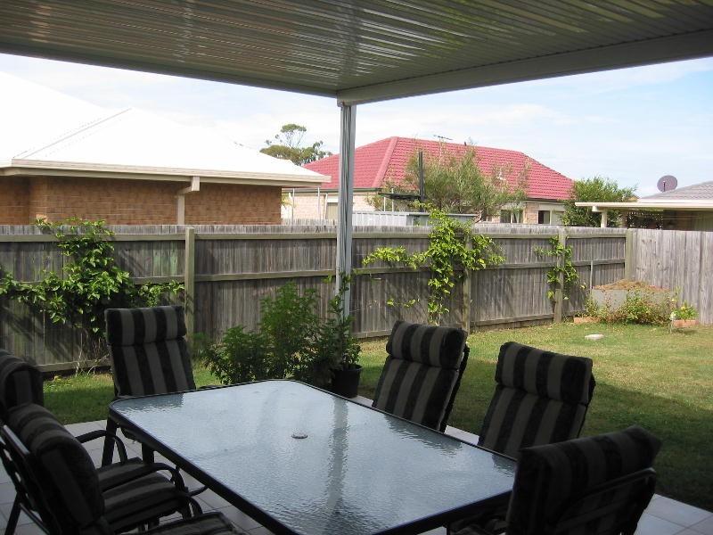 211 Bestmann Road East, Sandstone Point QLD 4511