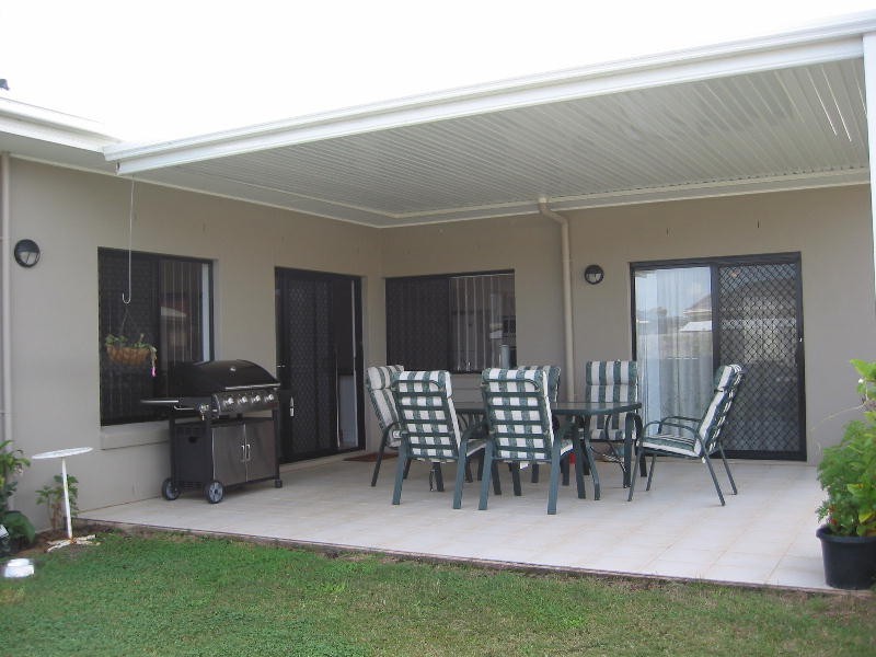 211 Bestmann Road East, Sandstone Point QLD 4511