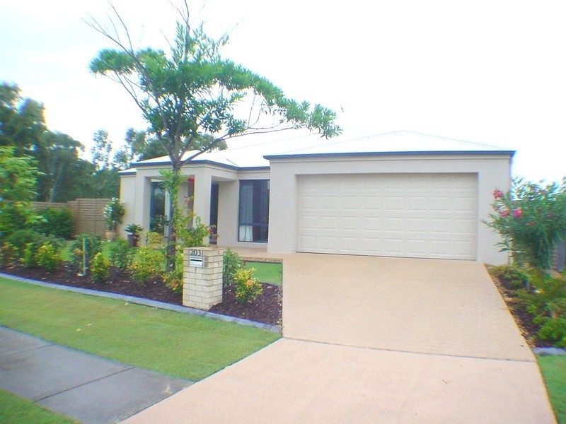 203 Bestmann Road East, Sandstone Point QLD 4511