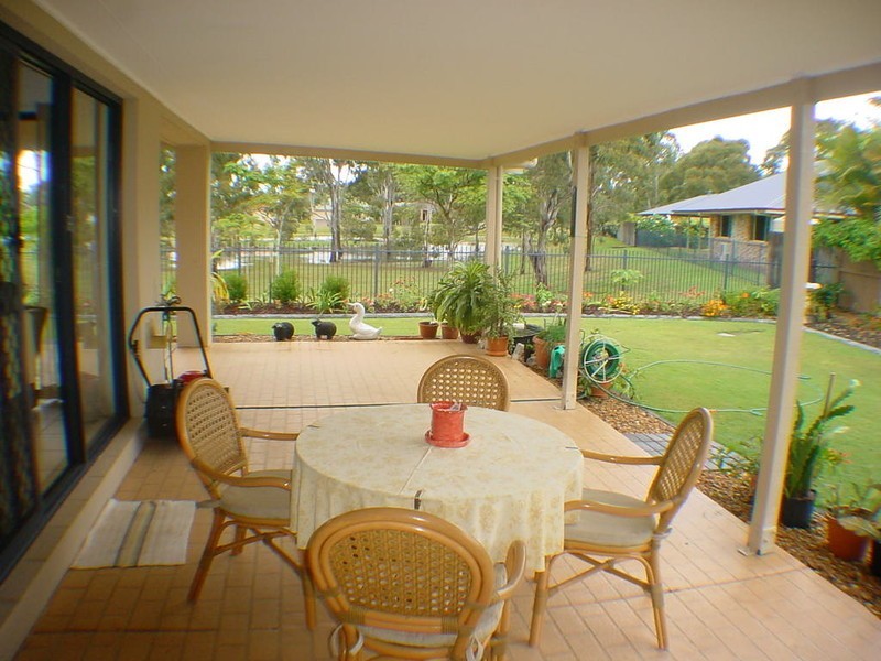 203 Bestmann Road East, Sandstone Point QLD 4511