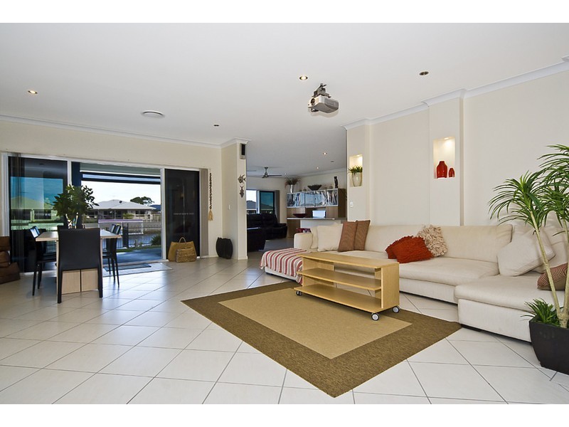 102 Kangaroo Avenue, Bongaree QLD 4507