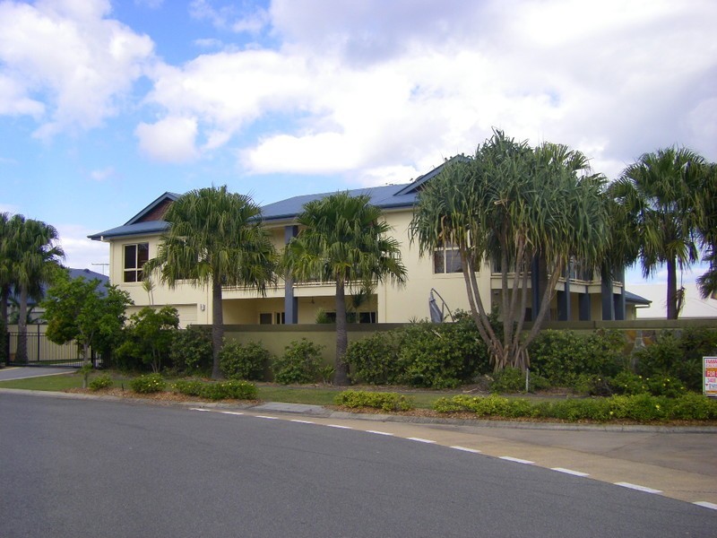 1  Oriole Place, Banksia Beach QLD 4507