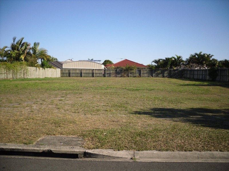 8 Bowsprit Crescent, Banksia Beach QLD 4507