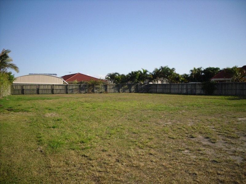 8 Bowsprit Crescent, Banksia Beach QLD 4507