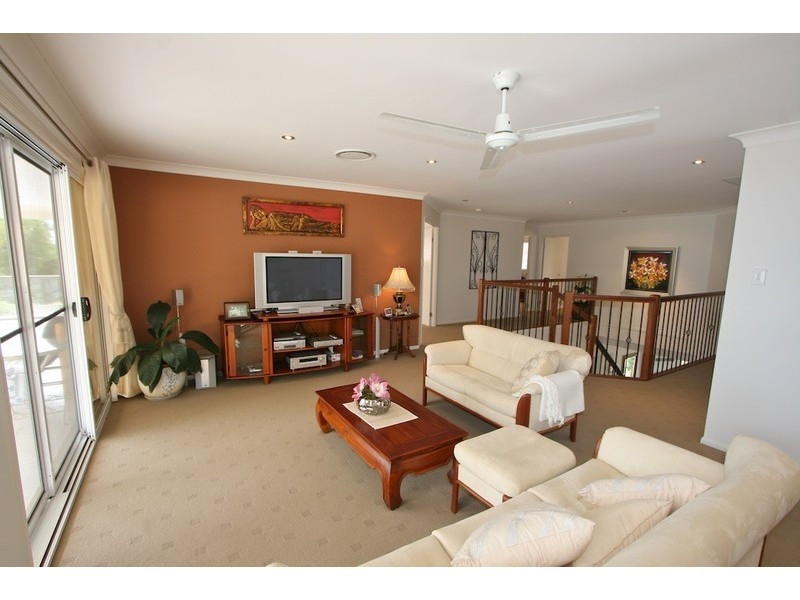 16 Loftus Place, Sandstone Point QLD 4511