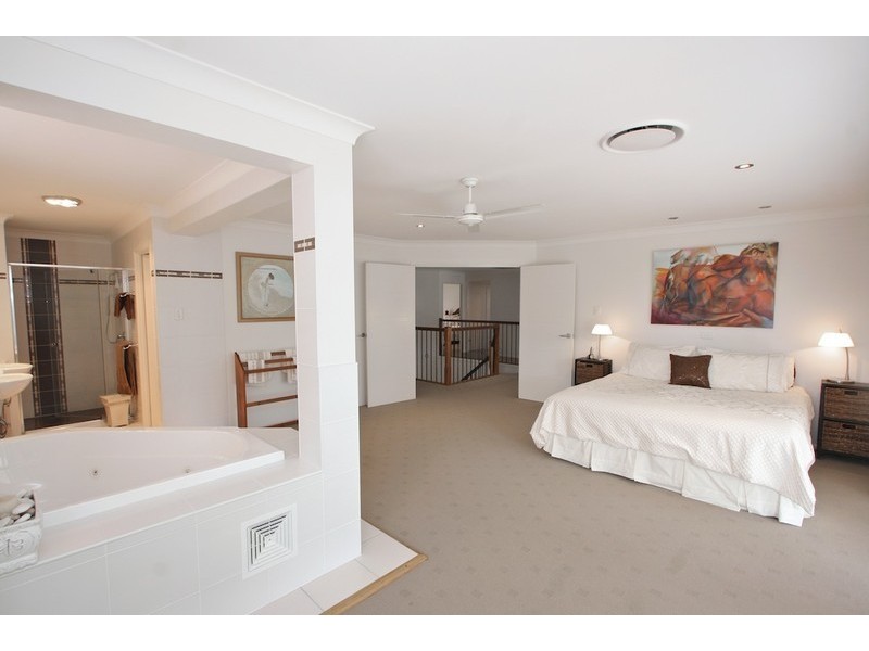 16 Loftus Place, Sandstone Point QLD 4511