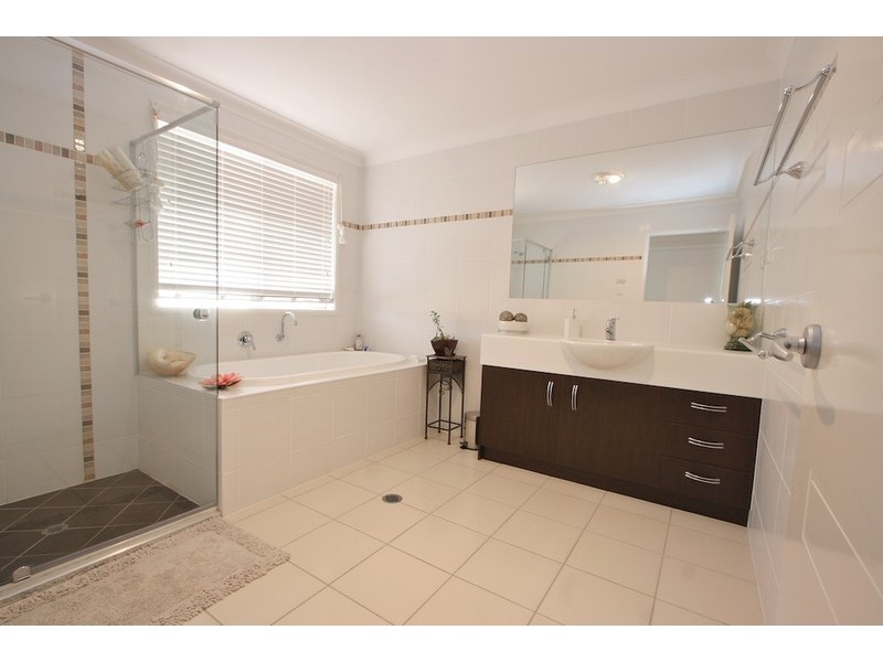 16 Loftus Place, Sandstone Point QLD 4511