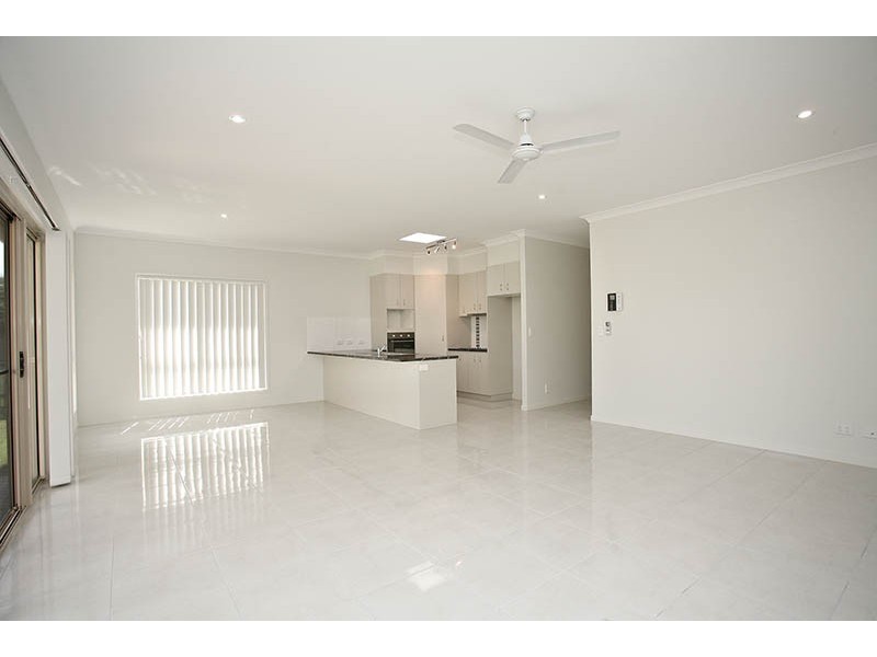 1/8 Bowsprit Crescent, Banksia Beach QLD 4507