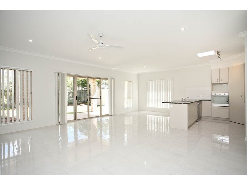 1/8 Bowsprit Crescent, Banksia Beach QLD 4507