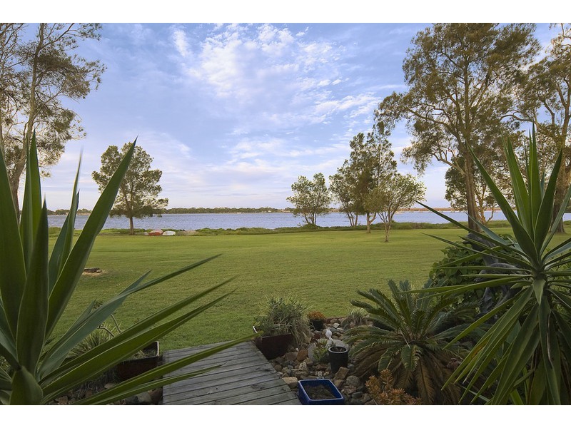 A16 Spinnaker Drive, Sandstone Point QLD 4511