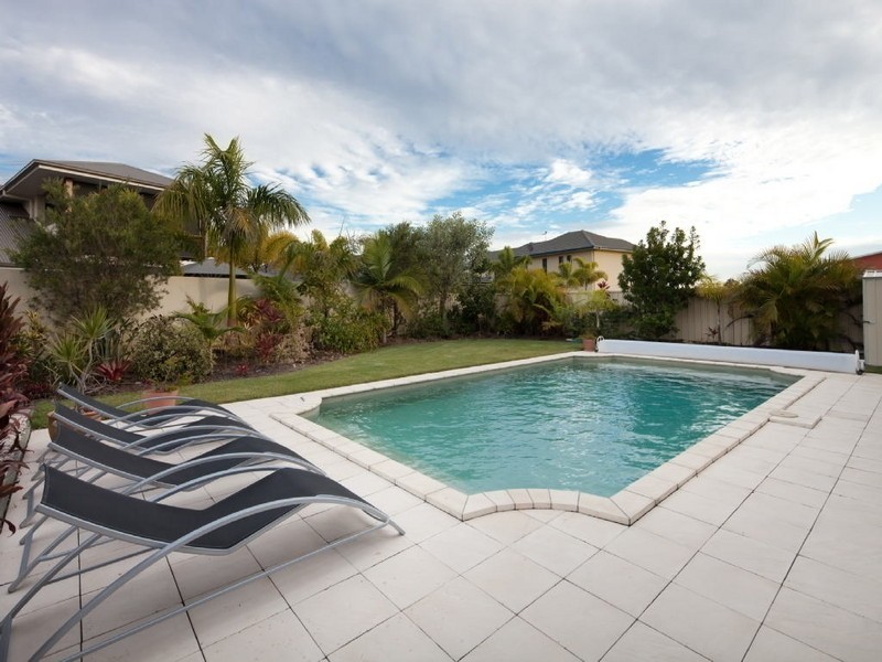 4 Fulmar Cresent, Banksia Beach QLD 4507