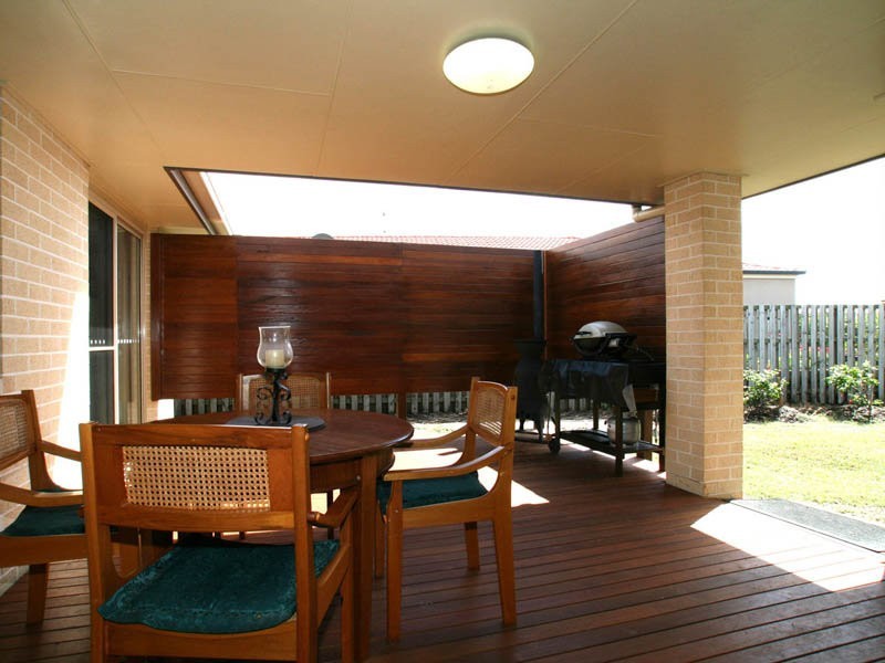 27 Reeders Street, Sandstone Point QLD 4511