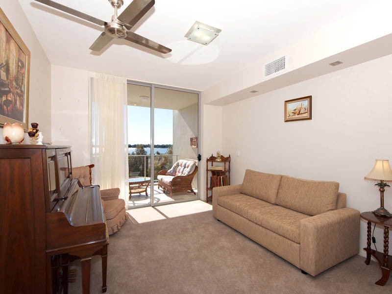 17/8 Spinnaker Drive, Sandstone Point QLD 4511