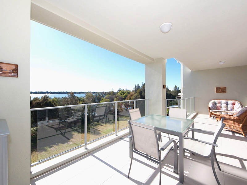 17/8 Spinnaker Drive, Sandstone Point QLD 4511