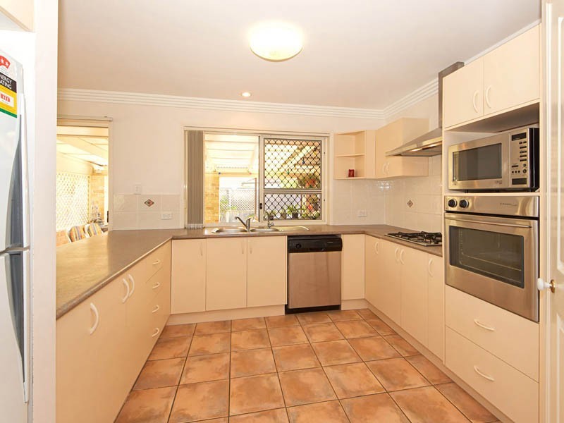 1 Scarborough Court, Sandstone Point QLD 4511