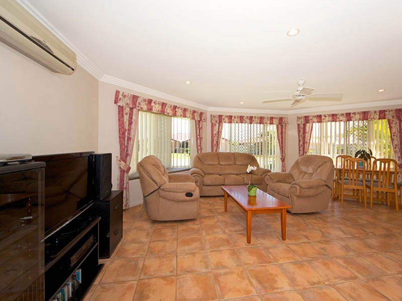 1 Scarborough Court, Sandstone Point QLD 4511