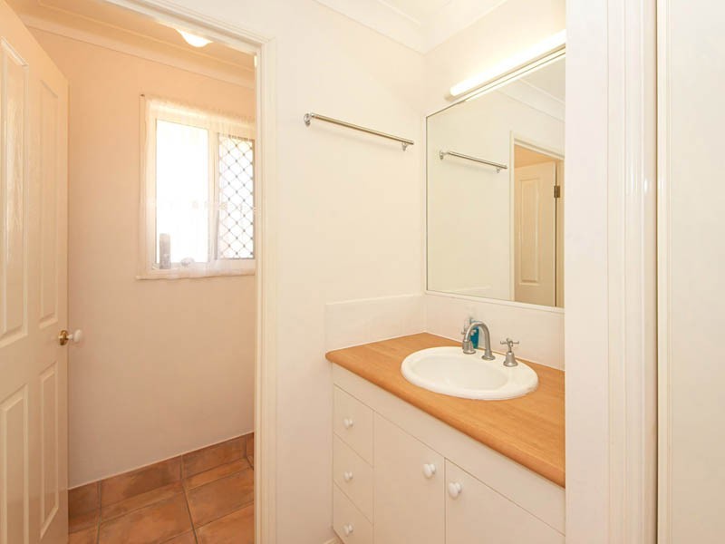 1 Scarborough Court, Sandstone Point QLD 4511