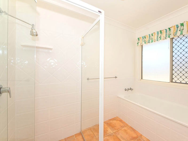 1 Scarborough Court, Sandstone Point QLD 4511