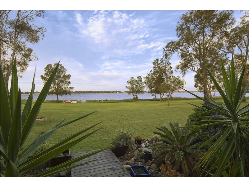 A16 Spinnaker Drive, Sandstone Point QLD 4511