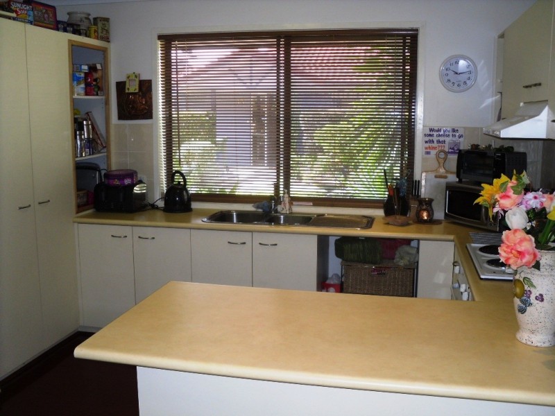 1 Seabreeze Court, Sandstone Point QLD 4511