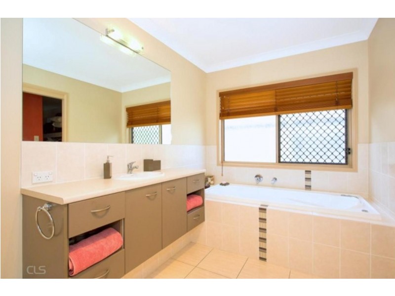 8 Sunbrite Court, Sandstone Point QLD 4511