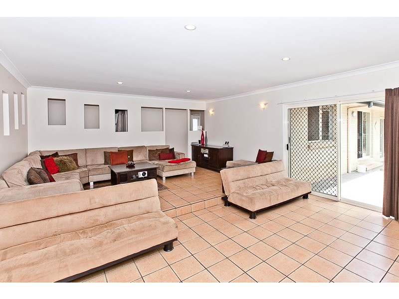 7 Trevally Place, Sandstone Point QLD 4511