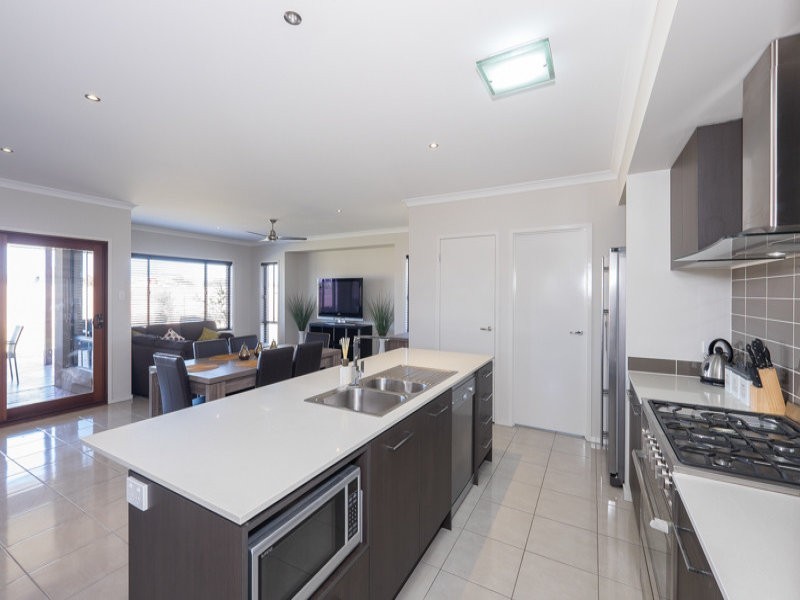 8 Clubrush Court, Banksia Beach QLD 4507