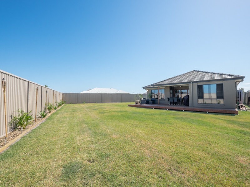 8 Clubrush Court, Banksia Beach QLD 4507
