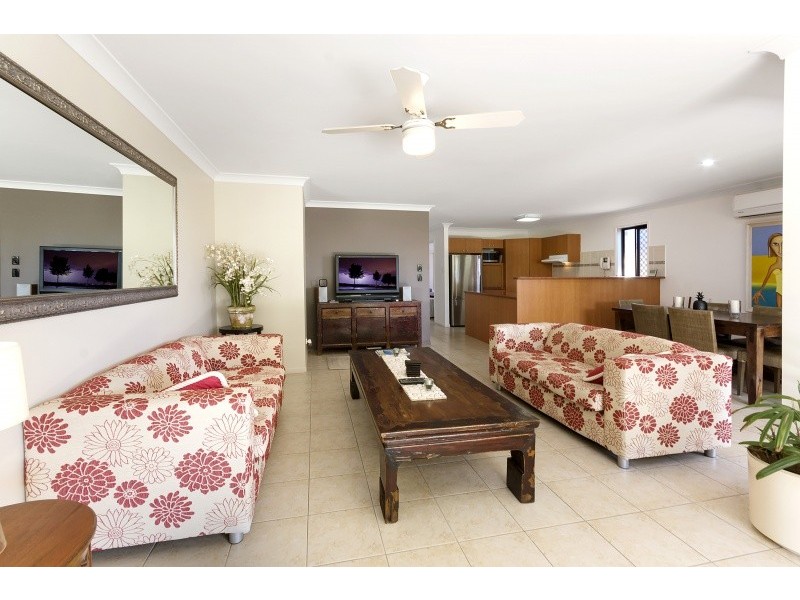 1/6 Topsail Cct, Banksia Beach QLD 4507