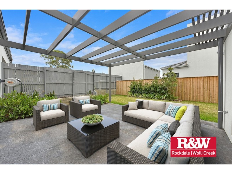 8 Greenview Drive, Moorebank NSW 2170