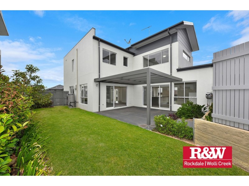 8 Greenview Drive, Moorebank NSW 2170