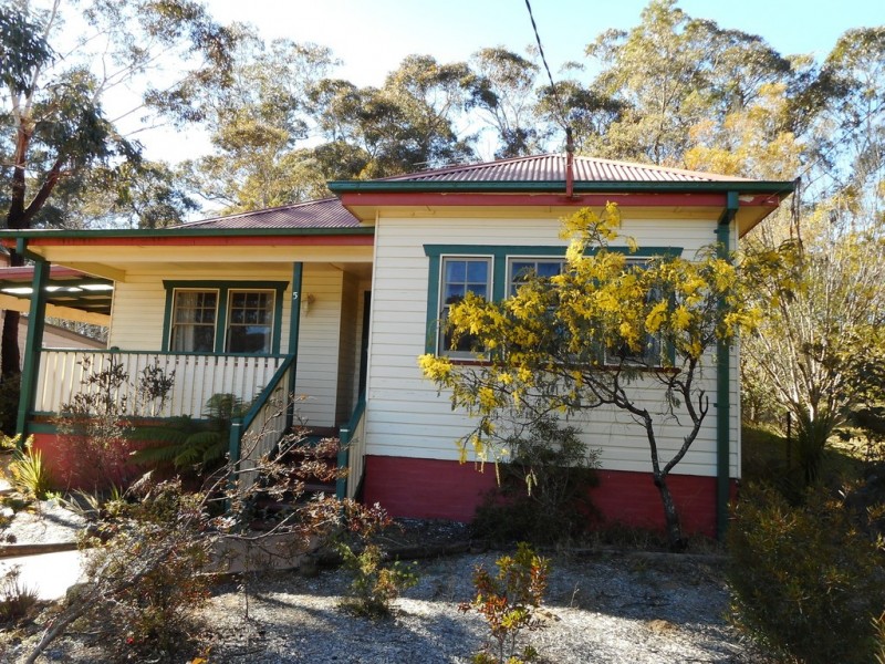 5 ST ANDREWS AVENUE, Blackheath NSW 2785