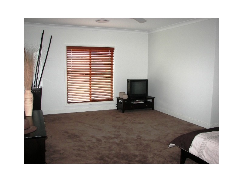 70 Moores Way, Glenmore NSW 2570