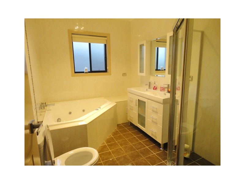 8 MURRUMBIDGEE ST, Bossley Park NSW 2176