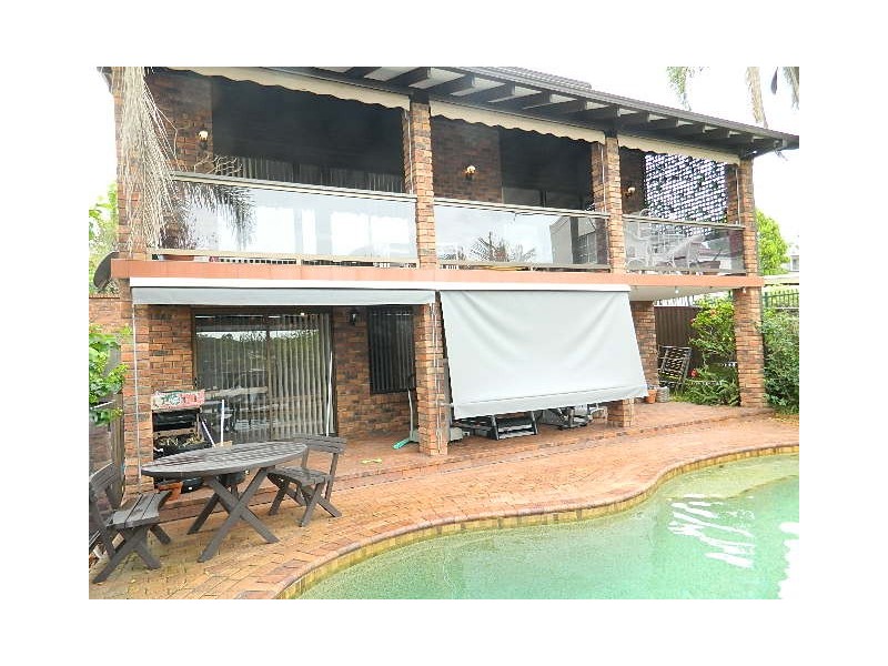 792 HENRY LAWSON DR, Picnic Point NSW 2213