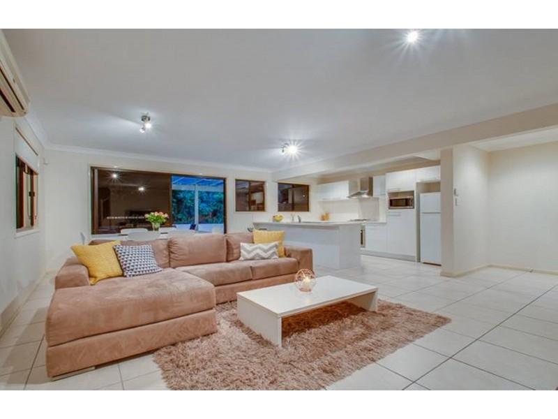 2/9 Curwen Tce, Chermside QLD 4032