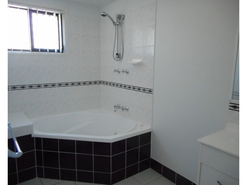 8 Tallow Court, Sandstone Point QLD 4511