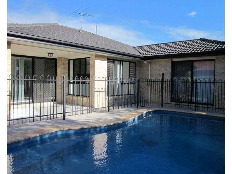 8 Tallow Court, Sandstone Point QLD 4511